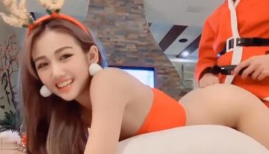 The goddess with high appearance received a gift on Christmas and was fucked by Santa Claus with his dick from behind and ejaculated in her mouth