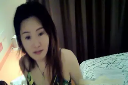 The sexy young woman who made an appointment with WeChat to have a secret meeting in the hotel, just finished once, the beautiful woman quickly changed the condom and let me continue
