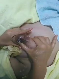 Teaching of breast massage and milk ejection method, a charming old lady personally takes the stage to squeeze milk for a young woman who is blocked. The students next to her watch and learn carefully but they cannot lick it!