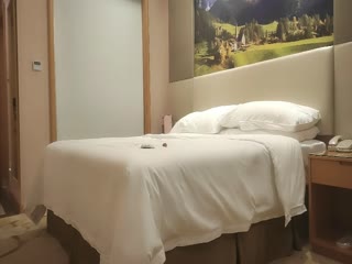 Xiao Ma Xunhua asked a female foot massage technician to eat takeaway, shave her hair and continue to fuck - vibrating with a vibrator, kneeling and plugging her mouth - riding and holding her ass and entering from behind
