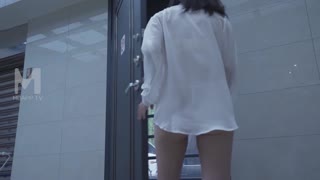MD0097 The plumber turned over the slutty young woman, the sexy young woman, the new actress Xia Qingzi