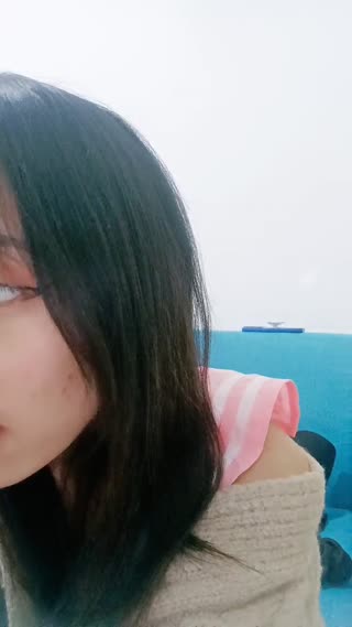 The first broadcast of the cute little girl with double ponytails in student uniforms, with slender legs and hips, and passionate sex with her sex partner, wearing only white fishnet stockings, actively riding close-up thrusting, the pussy goes up and down