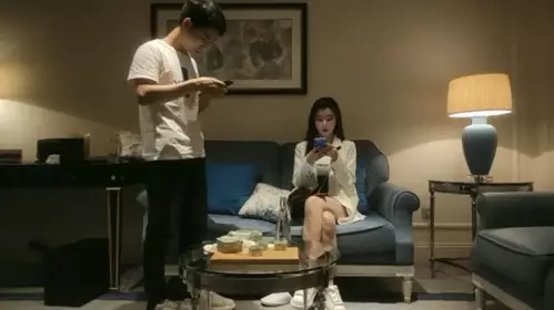 GC The girl with a protruding front and a curvy back is so wet that she curls up her butt and poses in a way that makes people feel like they are in heaven