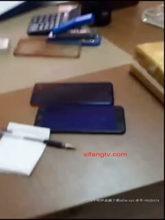 The plot shows that a beautiful supervisor in professional attire is touched on the breasts by a leader who comes to inspect her work, and then she is pressed on the desk and opens the text message before being fucked. It's intense!