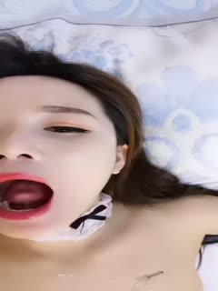 The high-value temperament queen beauty anchor wears a maid outfit and masturbates to show her pussy and anus. She is very lewd.