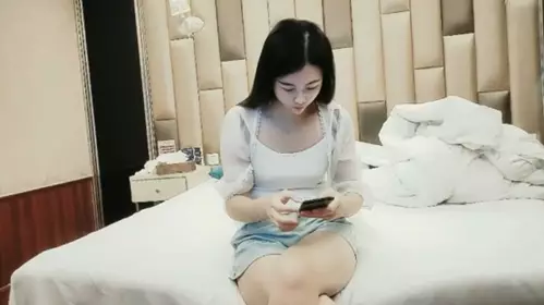 GC secretly filmed a very close-up perspective, deep throat and mouth, open legs and fuck hard on the bed, push forward and feel good, gasp