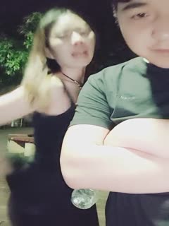 A very coquettish young woman and her sex friend exposed their mouths outdoors late at night and then went back to the car to have sex, which was very lewd