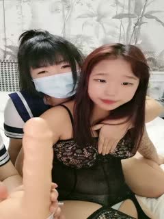 Wonderful 4P two coquettish old aunts teach young fresh meat and scumbag little loli passionate sex on the bed, black silk uniforms show their faces and are sucked by the old aunt and licked by the little brother, multiple positions