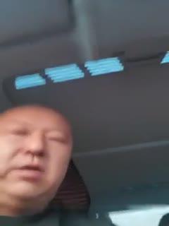 [Selfie car shock] A beautiful lady has a good outdoor car shock oral sex and is very tempting_303222965