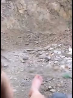 At the request of a loser netizen, the coquettish second sister-in-law and the eight-liang brother drove to the quarry in the wilderness to play car sex. The dialogue was clear.
