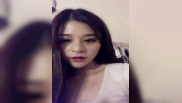 The anchor of Gao Yan's white rich beauty showed her face all the way. The beautiful woman was hot enough to put the whole banana into the vagina and masturbate so that the small hole kept sucking and the dialogue was clear.