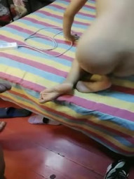 3P scene, the most clever sweet little girl, petite and exquisite good figure, two macho men take turns to exercise, sister said the pressure is very big, after two shots to overdraw physical strength