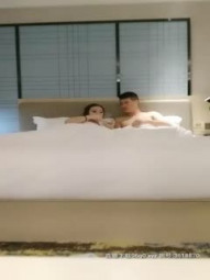 The net is about a 170CM long-legged part-time beauty with long wavy hair. She stripped off her black silk underpants and rubbed her holes. She cut into her deep throat at the camera. She took the initiative to ride on explosive exercises. She couldn't get out and finally had a violent mouth.