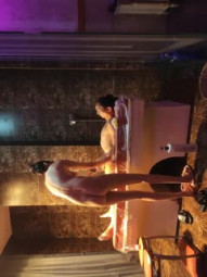 The female technician at No.62 of the spa secretly photographed the customer service, wrapped the hip skirt, ground the milk on the bed, moved to the bed to lick the chrysanthemum, and the full set of brothers lifted their legs to do fierce exercises.