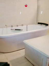 The SAO technician who came to massage was hooked up by his little brother in uniform, stripped of grass in the bathroom, exploded grass under the bed and dried into the bathtub with passion, and the waves were more than SAO.