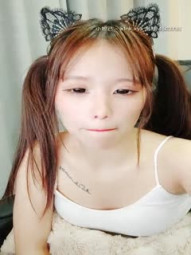 Yao Xiao Sao forced her face to appear all the way and was directly scrawled in front of the computer desk. After oral sex, she went into the thruster and let her eldest brother throw it on the table and violently thruster and play with nipples.