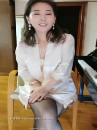 Noble temperament [piano teacher has] elegance for thousands of generations, coquettish old aunt, tempting little fresh meat with rich rhyme and obscene language, want to see aunt wear open black silk, satisfy your reverie to aunt!