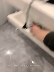 [Flower-seeking Youth] Professional technicians have a climax. Several fingers stir up the little young woman's desire. The mandarin duck bath massage is snapping, and ducks have to find ducks to satisfy her hunger and thirst.