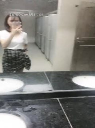 Mi Er YB's petite and adorable sister did not wear underpants outdoors, stuffed her jumping eggs to reveal the public toilet to pee, and returned to the car to get a climax.