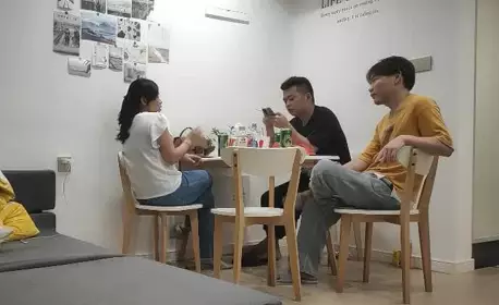 Specially looking for old aunt to play 07-24 Invite aunt to dinner and 3P