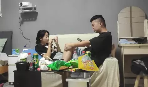 Specializing in playing with old aunts 08-06 After eating instant noodles, I fucked the little sister