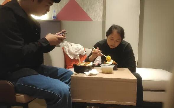 The mature woman who came to the countryside for an appointment with the old aunt 10-30 hasn't had dinner yet.