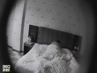 The hotel 360TP is a bit stupid. The young couple didn't know how to use the remote control and didn't put on their clothes. They called the aunt who was patrolling the room with the intercom!!!