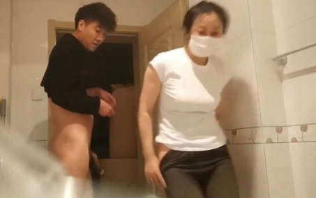 Original video of Caomei. Before my uncle got off work, my aunt and I had a quick shot at her house