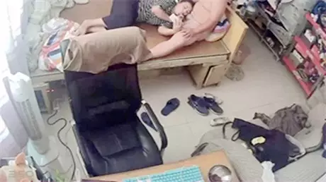 This girl is secretly filming eating a big cock. Is she using her phone to take selfies? It seems that she started eating the dick hair.