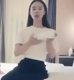 Internet celebrity goddess selfie video with sexy face and figure are very good masturbation fingering little sister