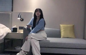 The best beauty has no hair and beautiful pussy. She takes the initiative to ride on the wall and jerk up and down