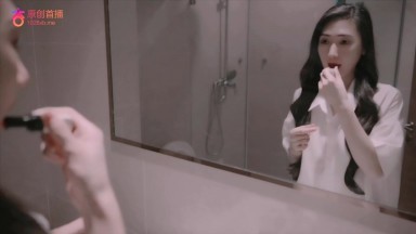 Two beautiful girls seduced a little brother in the Internet cafe and took turns to fuck