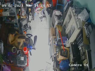 Hackers hacked the webcam surveillance camera to secretly film ❤️A young couple was having sex in the electrical appliance repair shop. The husband seemed to be taking a selfie with his mobile phone