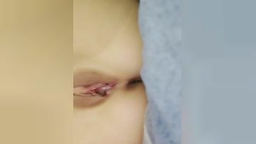 Freshman sisters work part-time late at night to earn tuition fees. The whole process shows the sexy hairless white tiger pussy, which is very tempting. The interactive wolf friends are constantly flirting, sucking breasts and playing with pussy vibrators, episode 02