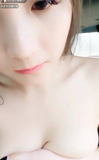 A beautiful girl with a slim figure and delicate face shows her face in a porn video and fucks her sex partner in a car outdoors in broad daylight without a condom.