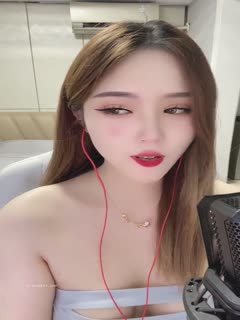 [Newcomer Green Broadcasting Goddess Goes to the Sea Kubaobao] Her stunning appearance is more beautiful than that of a star. She has a pair of G-cup breasts under her beautiful appearance.