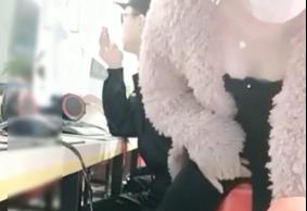 thirsty and pure female anchor live broadcasts seducing the security guard in the duty room of the Internet cafe.