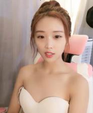 The female anchor with a sweet appearance and voice is very attractive.