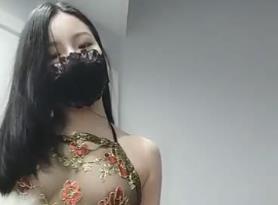 The beautiful new anchor school beauty Blue Rabbit 0504 Yiduo masturbates and performs a fan dance, her hairless and wet pussy is tempting.