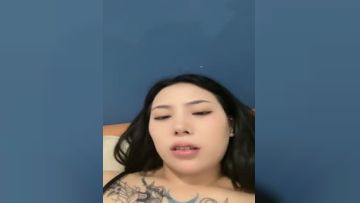 The elder sister's pussy was exposed and the elder brother inserted it with a prop. He also inserted the sexy tattoo on her tits. He rubbed her tits and played with the props. He kept moaning and enjoying it. Episode 03