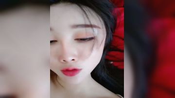 Beautiful young woman masturbates at home alone, holding a camera to shoot her private parts, close-up of her pink anus, and inserting toys into her anus Episode 02