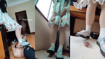 Little Lolita in white stockings tramples on her feet and gives them a footjob, her jade feet come out with a care solution, a must-see for foot control enthusiasts!