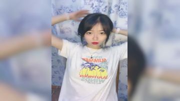 #诺宝_The beautiful long-haired anchor shows her face at home in the Ziwei show, stripping naked on the chair with her legs raised and her pussy spread with props, tempting