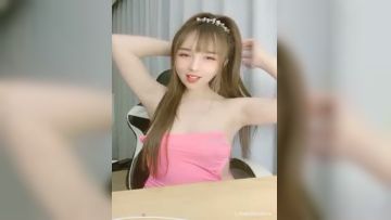 The blonde beauty anchor with beautiful breasts shows her breasts and raises her beautiful buttocks to accompany the wolf friend