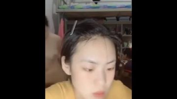 Live broadcast of applying nail polish, the roommate didn't realize that he was naked...