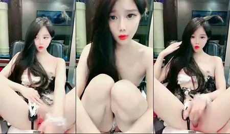 [High-value anchor] The school beauty school girl shows her face in the summer vacation at home and makes extra money by live streaming to hook up with wolf friends. She dresses up in sexy clothes with pink and tender breasts, and uses props to fuck her pussy. Don't miss the instructions of the wolf friends.