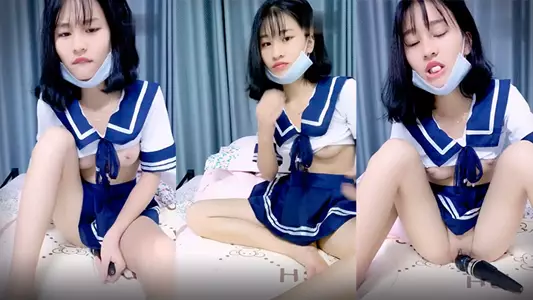 [Pure schoolgirl] Short-haired schoolgirl masturbates with her face exposed in uniform props.