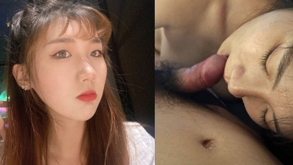 The contrast of the girlfriend's plump body oral licking cock after the fierce battle climax