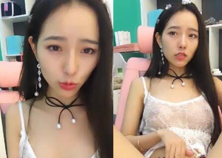 Beauty anchor Beibei late-night bathroom bath slim voice is very attractive self-touch is very tempting like not to miss.
