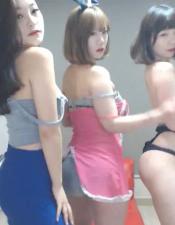 Shake and twist and twist, three beautiful women yelling at the same stage to shoot the local tyrants.